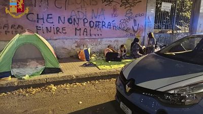 Famiglia accampata in strada,Ps li aiuta Famiglia accampata in strada,Ps li aiuta