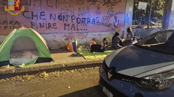 Famiglia accampata in strada,Ps li aiuta Famiglia accampata in strada,Ps li aiuta