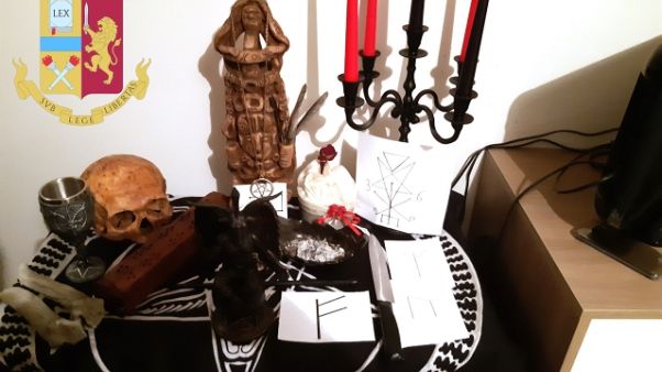 Teschio in 'altare' a casa, tre denunce Teschio in 'altare' a casa, tre denunce