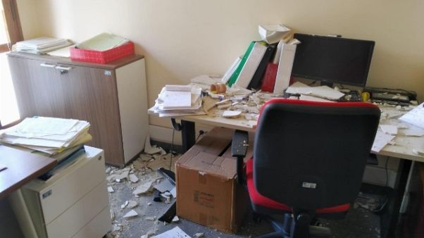 Giù intonaco ufficio Regione,inagibilità Giù intonaco ufficio Regione,inagibilità