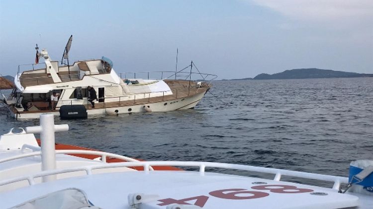 Barca incagliata, soccorse sette persone