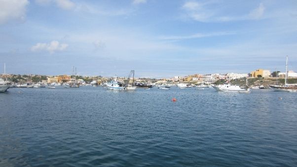 Barca turisti affonda a Lampedusa, salvi Barca turisti affonda a Lampedusa, salvi
