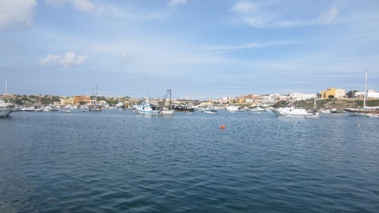 Barca turisti affonda a Lampedusa, salvi