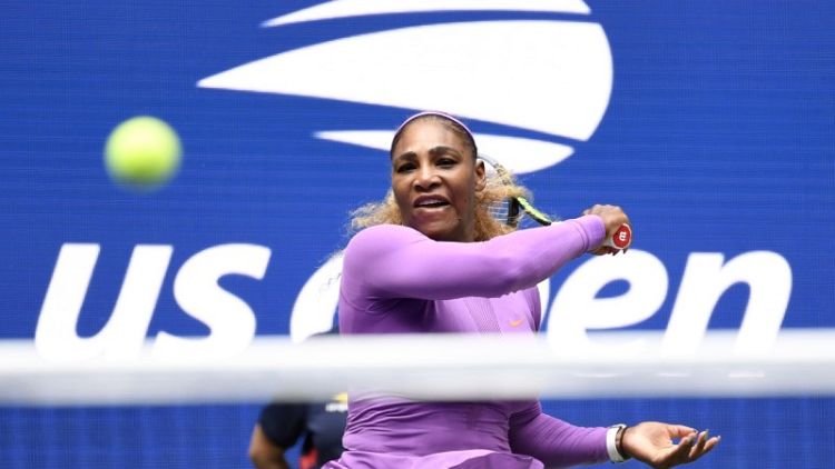 Serena advances in New York despite ankle injury