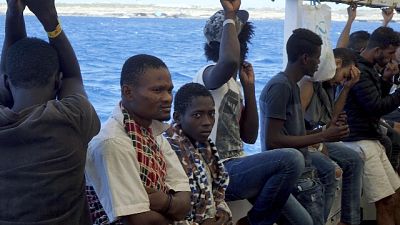 Migranti in Calabria,aggrappati a scogli Migranti in Calabria,aggrappati a scogli