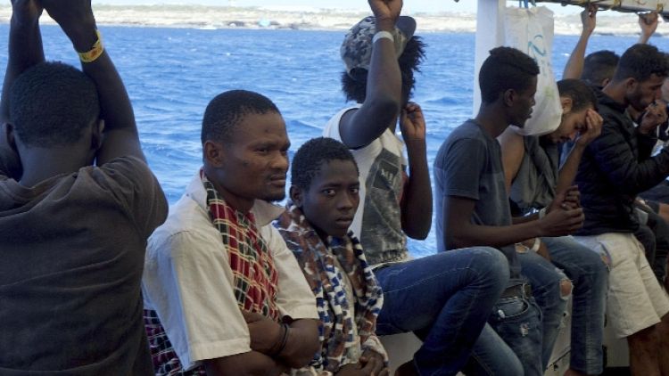 Migranti in Calabria,aggrappati a scogli