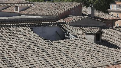 Cade dal tetto, morto operaio Cade dal tetto, morto operaio