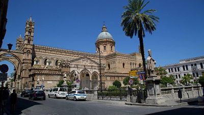 Uomo con pistola in cattedrale Palermo Uomo con pistola in cattedrale Palermo