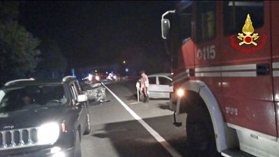 Auto in scarpata, 1 morto e 5 feriti Auto in scarpata, 1 morto e 5 feriti