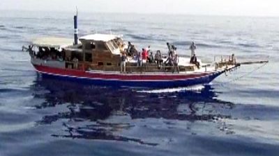 Migranti:in 39 sbarcano al porto Crotone Migranti:in 39 sbarcano al porto Crotone