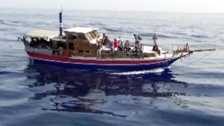 Migranti:in 39 sbarcano al porto Crotone