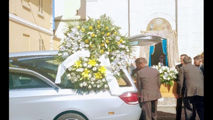 Centinaia ai funerali di Zamperoni