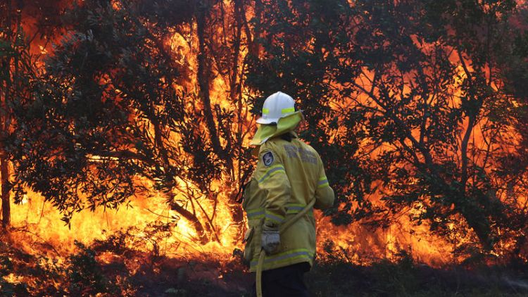 Australians flee homes as police investigate suspicious fires