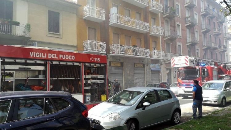 Fiamme in officina Torino, 2 in ospedale