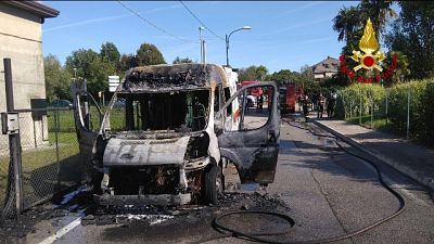 Ambulanza con paziente prende fuoco