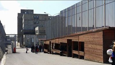 Detenuto aggredisce agenti, 4 feriti Detenuto aggredisce agenti, 4 feriti