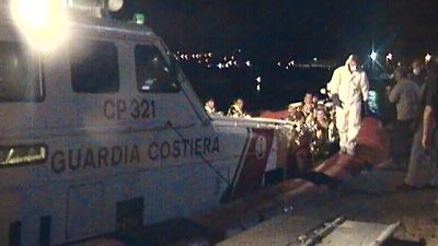 Fermati scafisti sbarco a Crotone Fermati scafisti sbarco a Crotone