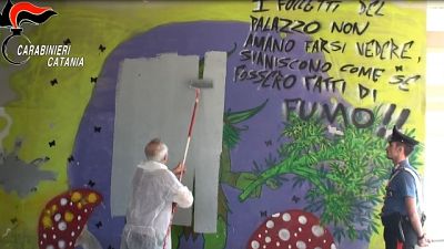 Murale pro droga, cancellato a Catania Murale pro droga, cancellato a Catania