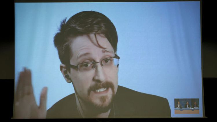 Snowden says he hopes France will grant him asylum