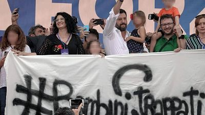 Salvini,bimba su palco? Chi se ne frega Salvini,bimba su palco? Chi se ne frega