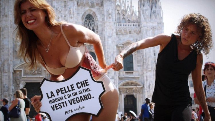 Moda: Peta protesta in piazza Duomo