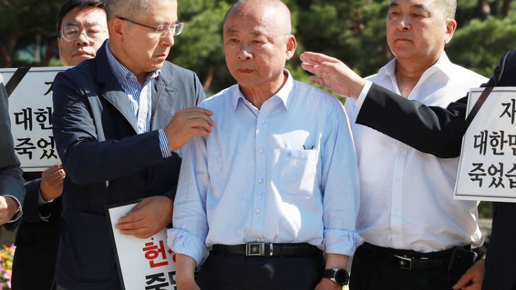 South Korea politicians in close-shave protest over law minister