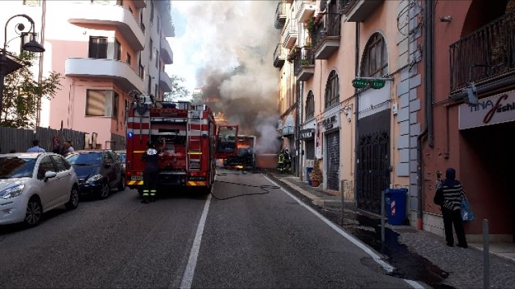 Bus in fiamme a Potenza:auto danneggiate