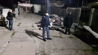 Migranti, fermati due presunti scafisti Migranti, fermati due presunti scafisti