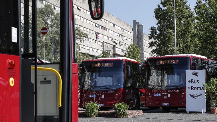 In 8 picchiano autista bus a Roma