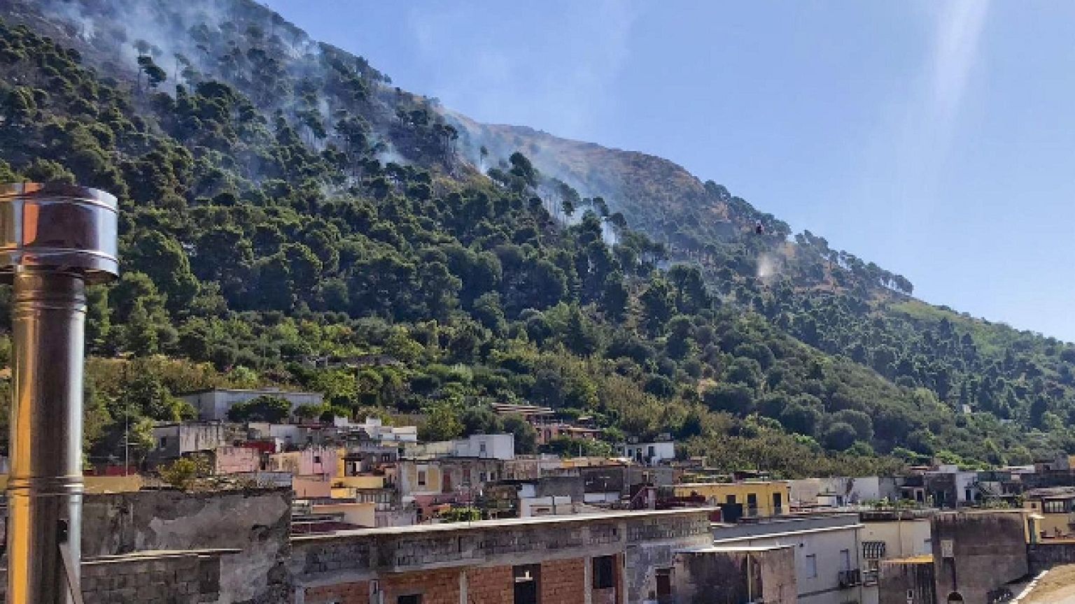 Domato incendio a Sarno dopo notte paura