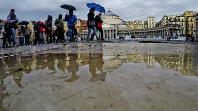 Voragini e allagamenti in strade Napoli Voragini e allagamenti in strade Napoli