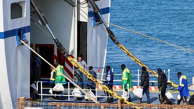 Migranti: 84 trasferiti da Lampedusa Migranti: 84 trasferiti da Lampedusa