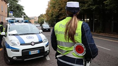 Ciclisti senza luci, multa e kit omaggio Ciclisti senza luci, multa e kit omaggio