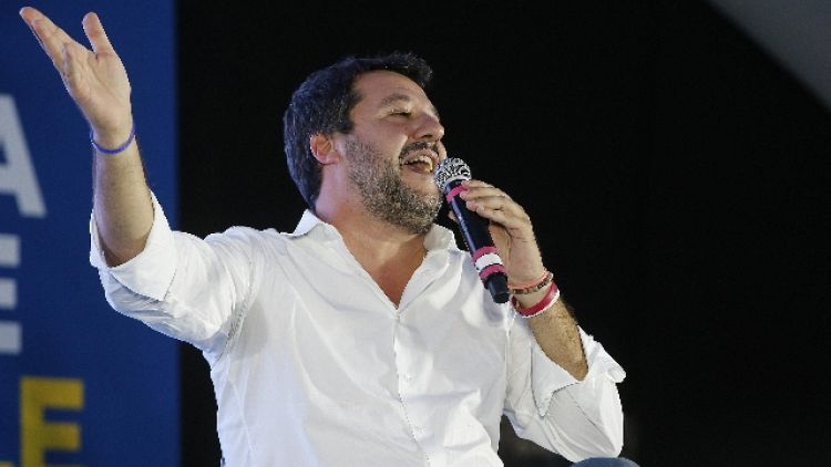 Migranti: Salvini, Conte riapre porti