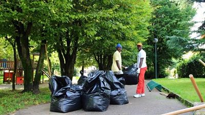 Migrante pulisce strada, multa 350 euro Migrante pulisce strada, multa 350 euro