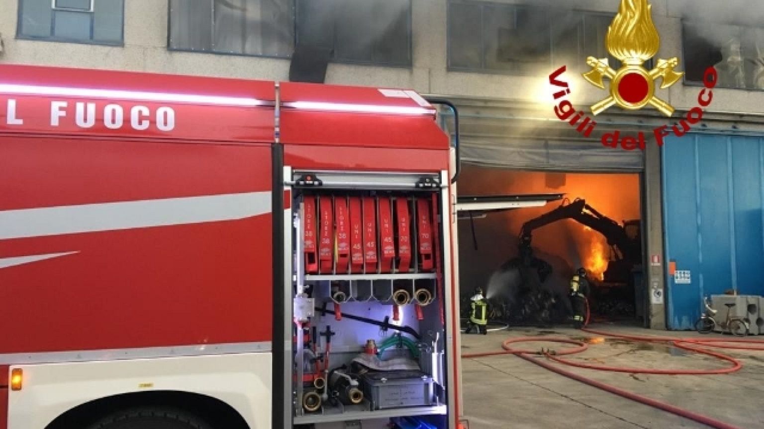 Fiamme in azienda smaltimento rifiuti