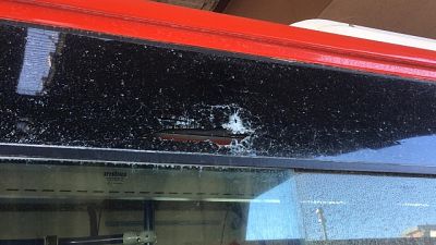 Raid contro bus, vetro sui passeggeri Raid contro bus, vetro sui passeggeri