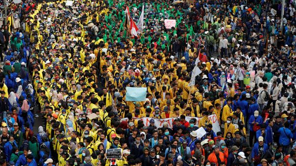 Indonesia student protests against law changes enter third day Indonesia student protests against law changes enter third day