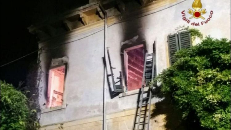 Incendi: fiamme in casa, muore anziano