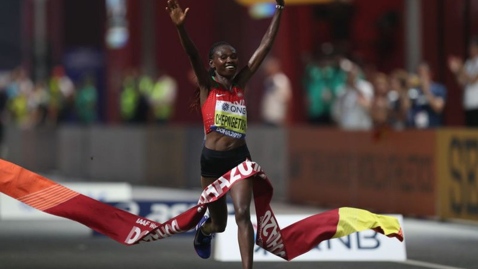 Chepngetich beats heat to win midnight marathon