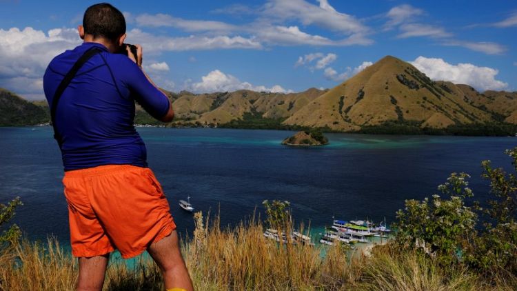 Indonesia says scrapping plans to close Komodo island