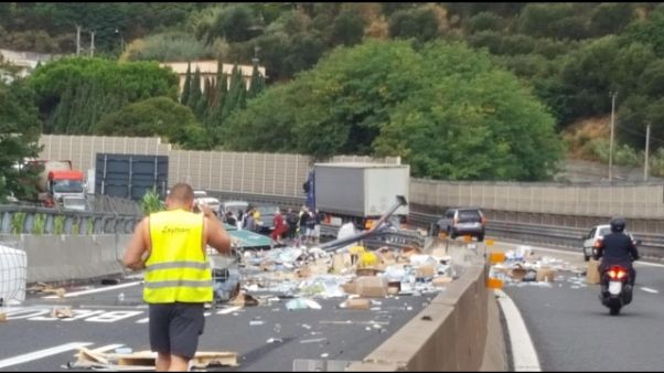 Tir perde carico, morto un ragazzo Tir perde carico, morto un ragazzo