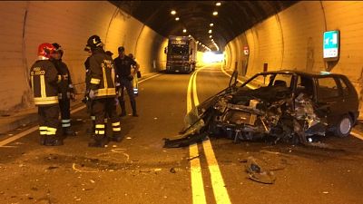 Scontro in galleria, un morto e 2 feriti Scontro in galleria, un morto e 2 feriti
