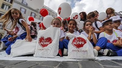 Festa Nonni, grande cuore a P. di Spagna Festa Nonni, grande cuore a P. di Spagna
