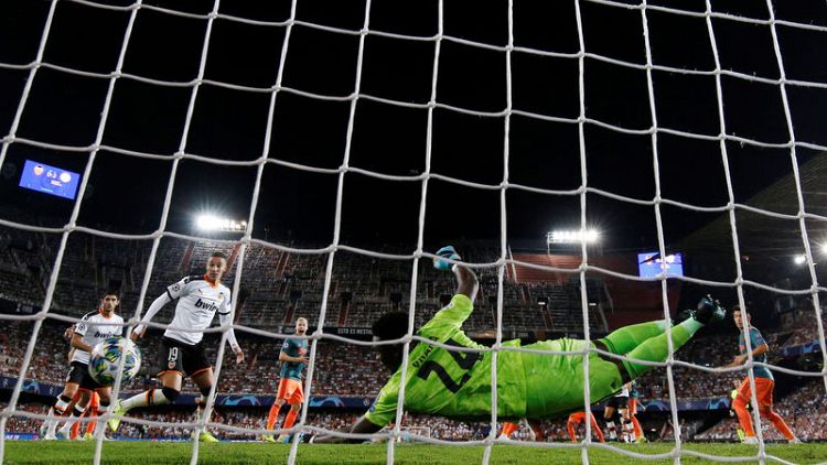 Polished display sees Ajax to 3-0 win at Valencia