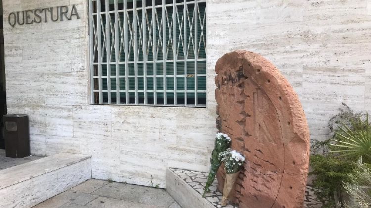 A Cagliari fiori per gli agenti uccisi