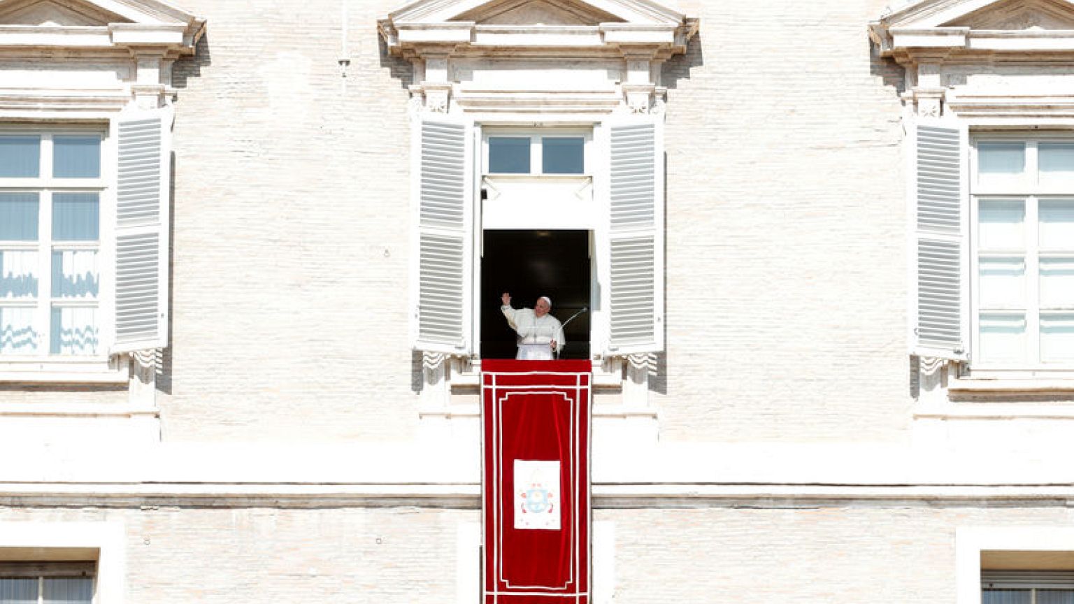 Pope urges conservatives to be open to changes in Church