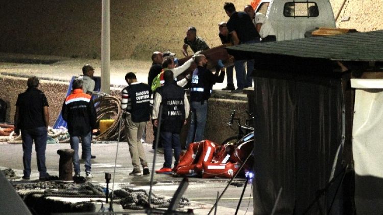 Naufragio Lampedusa, 9 corpi recuperati