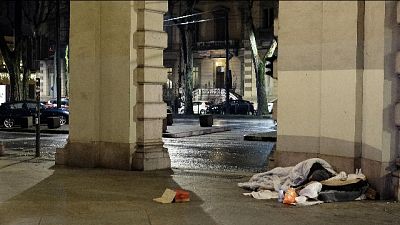 Clochard picchiato da giovani a Torino Clochard picchiato da giovani a Torino