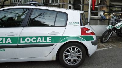 Tenta disarmare vigile, morso al braccio Tenta disarmare vigile, morso al braccio